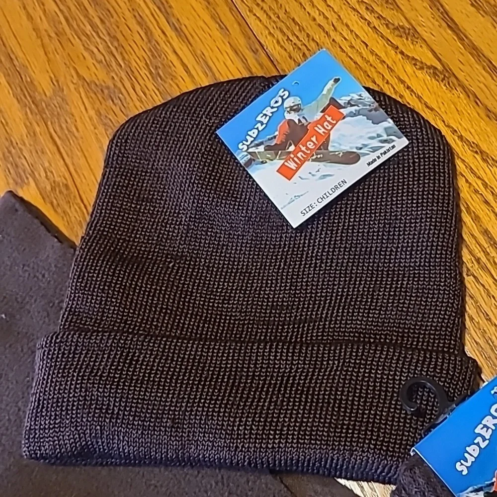 Subzeros NWT Winter Hat, Scarf and 3 Pairs of Gloves Set